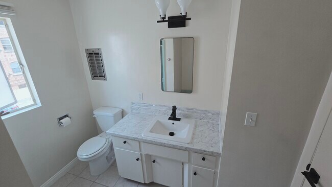 Building Photo - 526 S St Andrews Pl