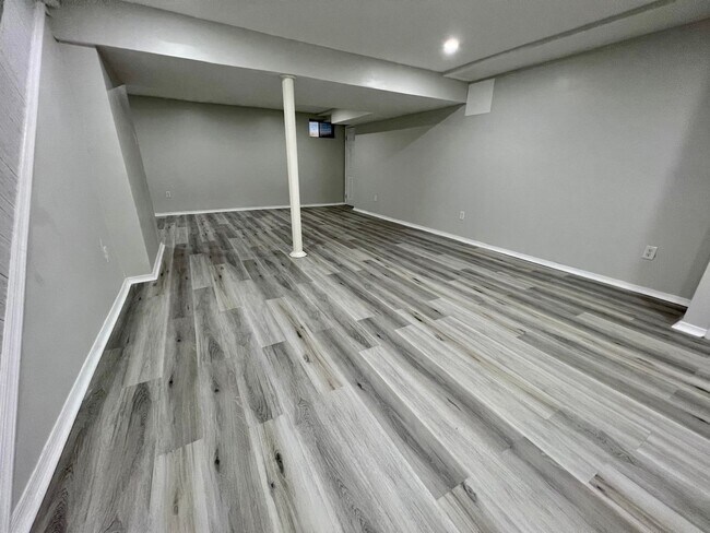Building Photo - 4233 Remo Crescent Rd