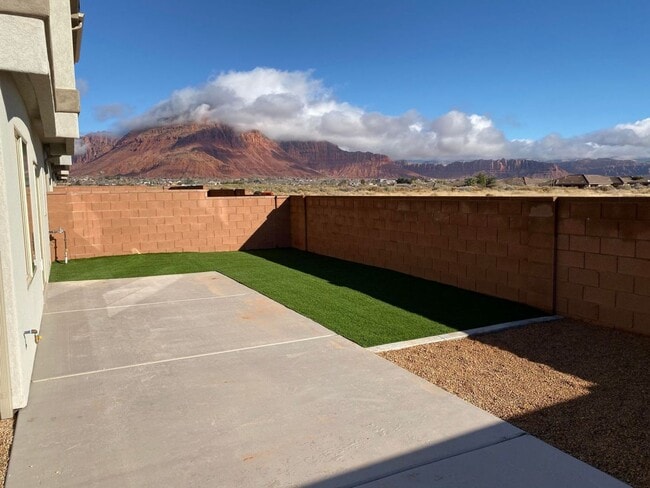 Building Photo - Wonderful 3 Bedroom Townhome. Water, sewer and garbage included.