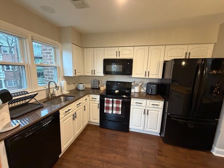 Building Photo - 7602 Lakeside Village Dr