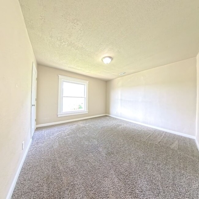 Building Photo - Updated 6 bedroom 2 bathroom home