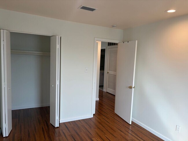 Building Photo - Well Maintained 2nd Floor Condo Now Available in Northridge Estates