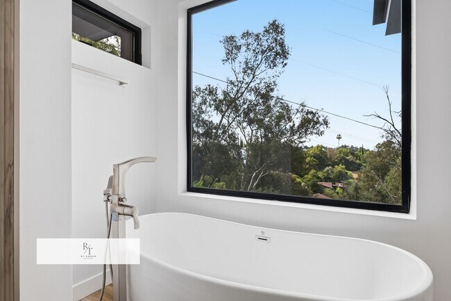 Building Photo - Luxury Modern Living with Stunning LA Skyline Views