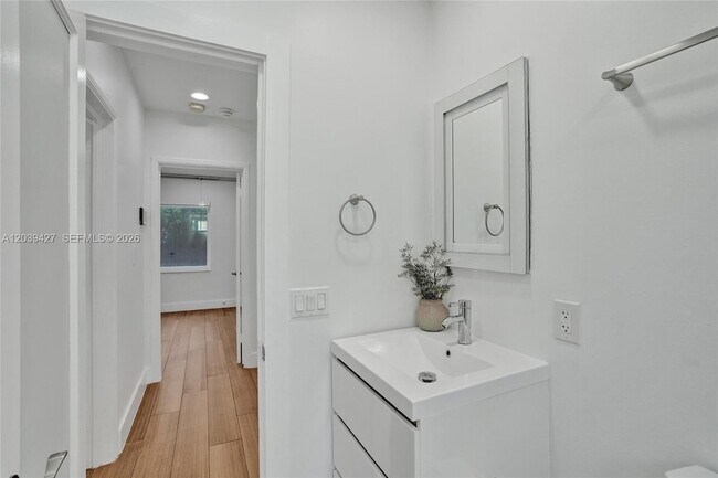 Building Photo - 213 NE 43rd St