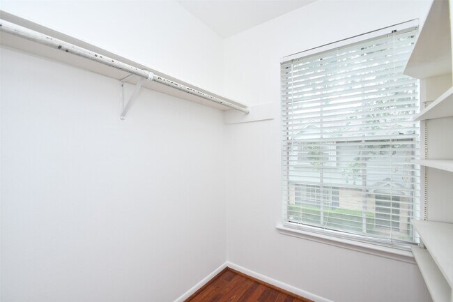 Building Photo - 10018 Knoboak Dr