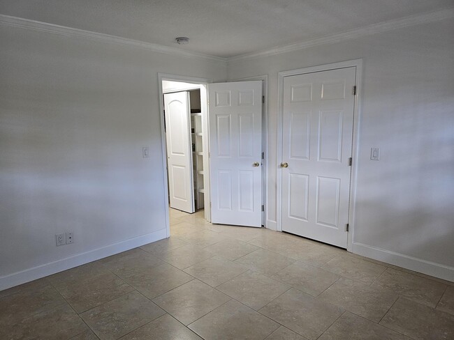 Building Photo - 435 Pine Villa Dr
