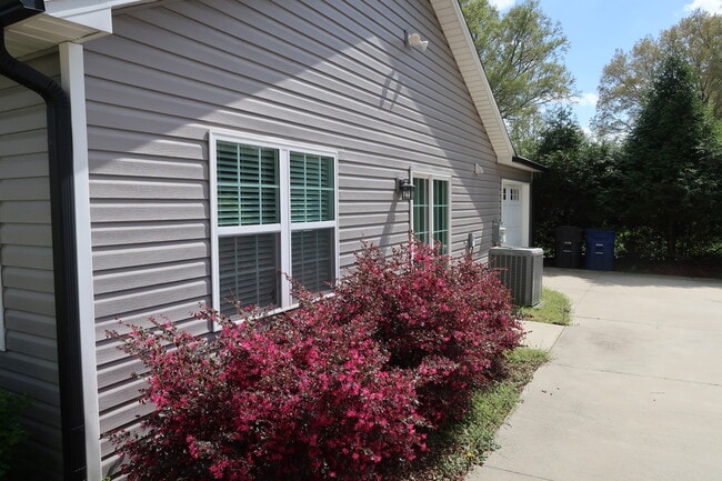 Building Photo - 210 Orch Pk Ln