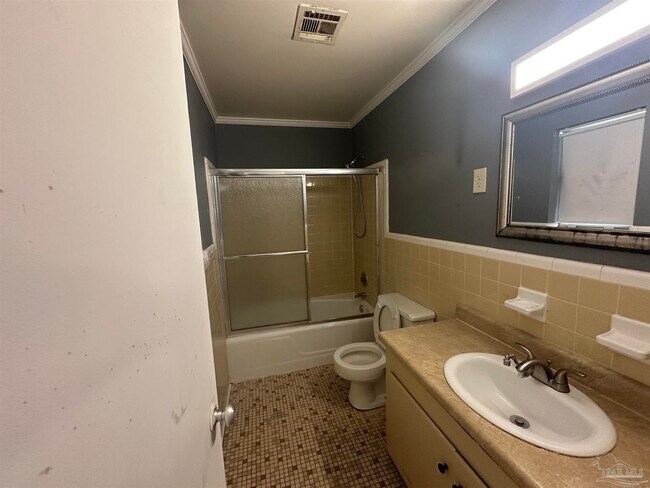 Building Photo - 2833 Bellview Ave
