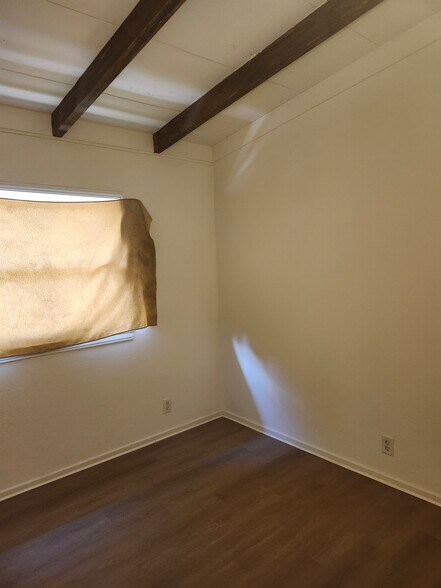 Building Photo - 1136 W Dakota Ave