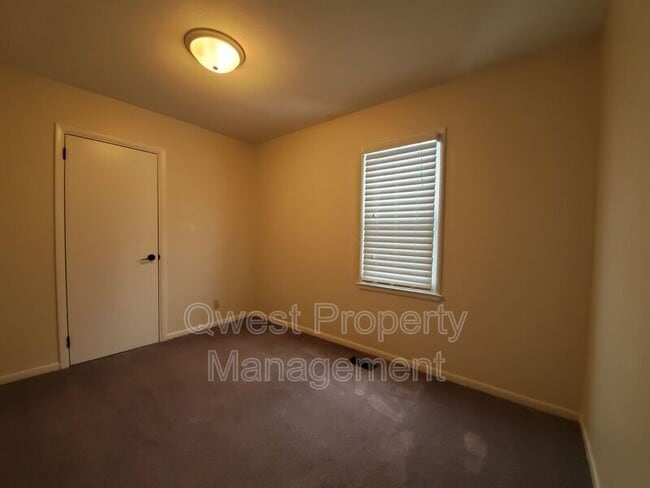 Building Photo - 1647 Mason St NE