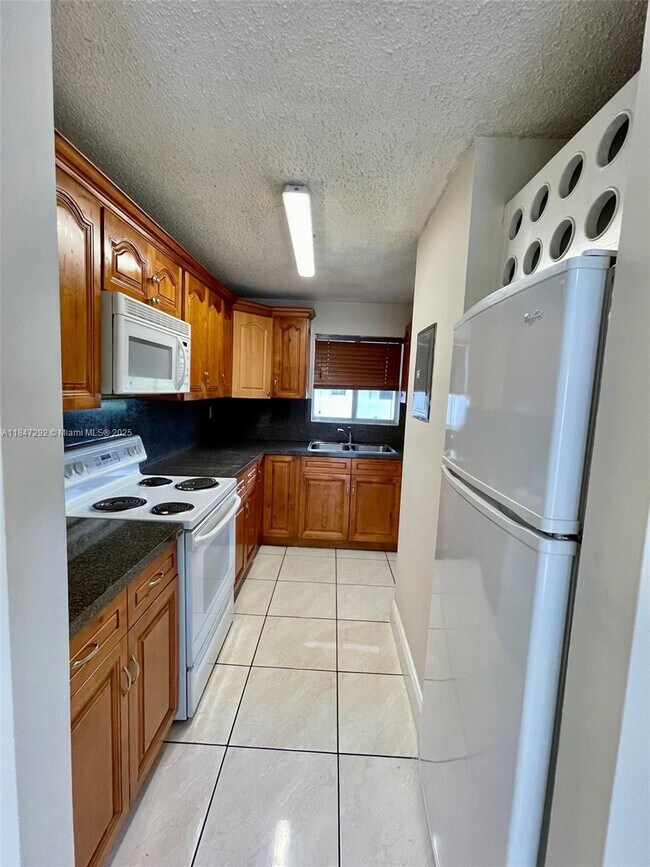 Building Photo - 6060 W 21st Ct