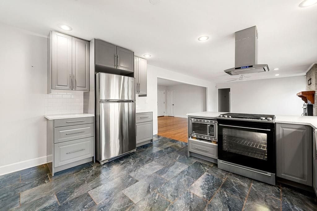 Building Photo - 161 Deerwood Cir