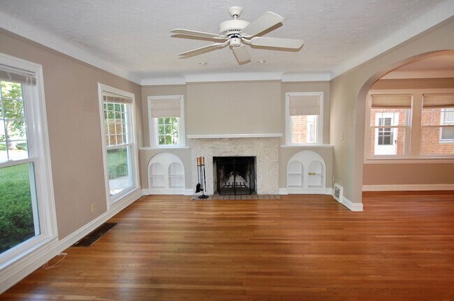Building Photo - Pristine first floor unit!