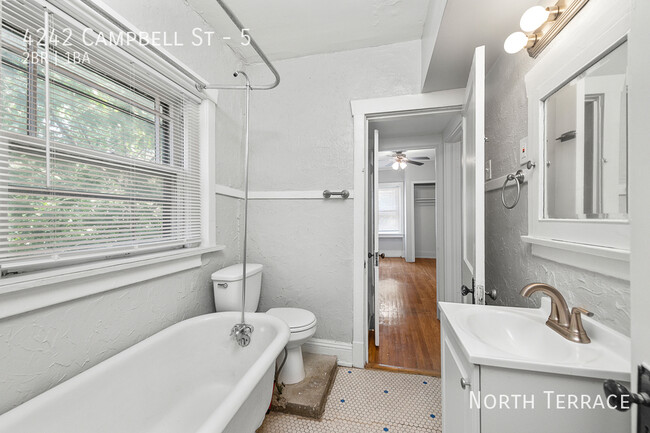 Building Photo - Charming 2BR in South Hyde Park – Where Hi...