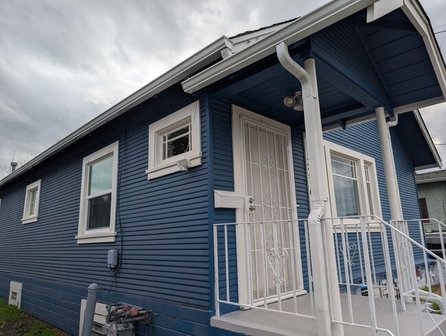 Building Photo - Newly Remodeled 2BR Home in Oakland’s Frick Neighborhood
