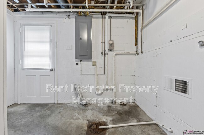 Building Photo - 2124 Violet Rd
