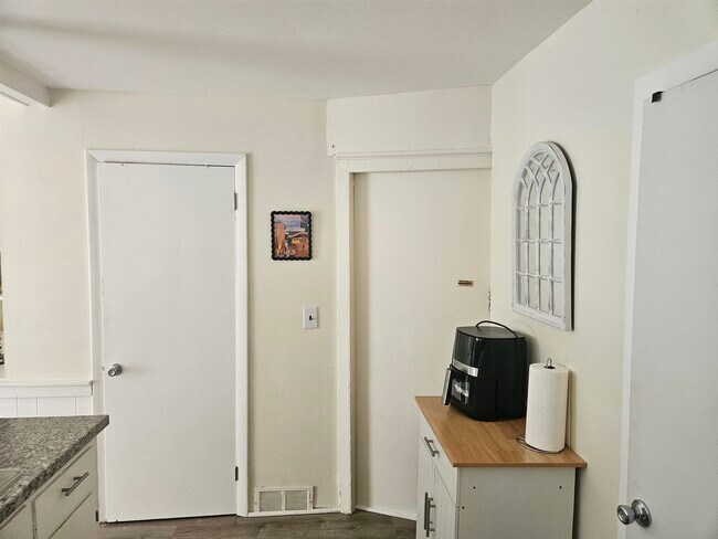 Building Photo - 87 6th St