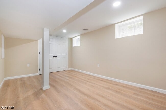 Building Photo - 50 Walnut Crescent
