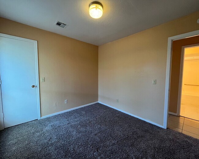 Building Photo - Broken Arrow duplex: 3 bedroom Duplex!