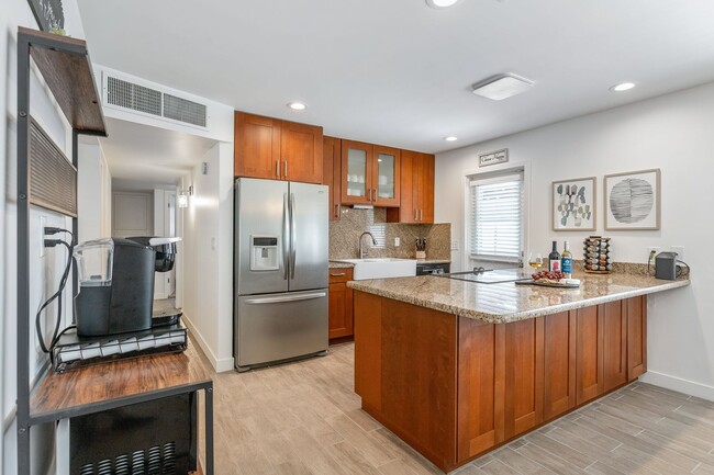 Building Photo - Fully Furnished 5 Bedroom/3 bathroom Home ...