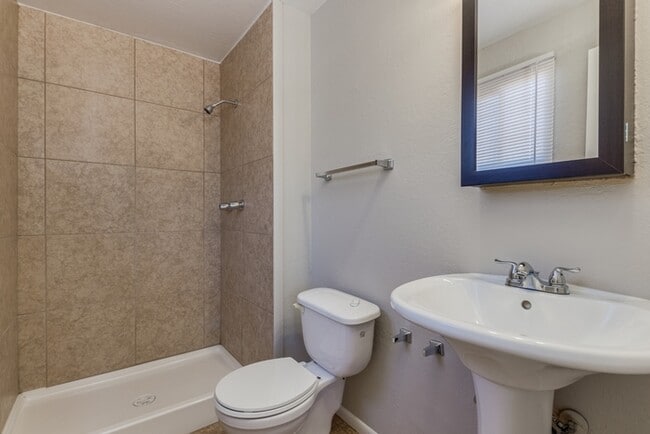 Building Photo - Spacious 4 Bed / 2 Bath Home in Phoenix – Move-In Ready!