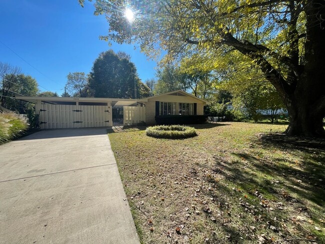 Building Photo - Beautiful 3 bedroom 2 bath home located in Southern Hills Subdivision