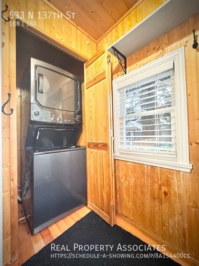 Building Photo - 533 N 137th St