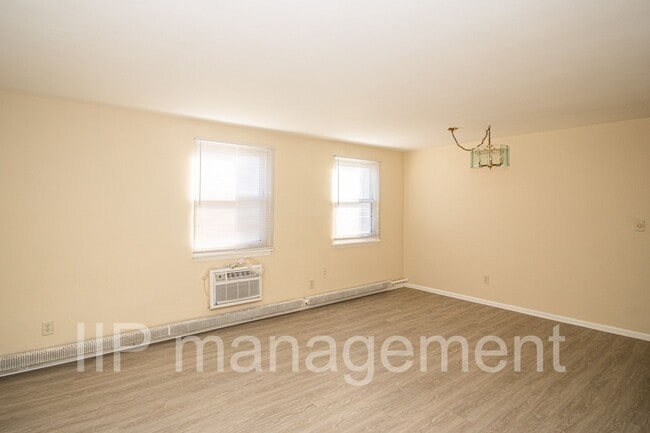 Building Photo - Spacious 2 BR 1BA Condo in South Euclid - ...