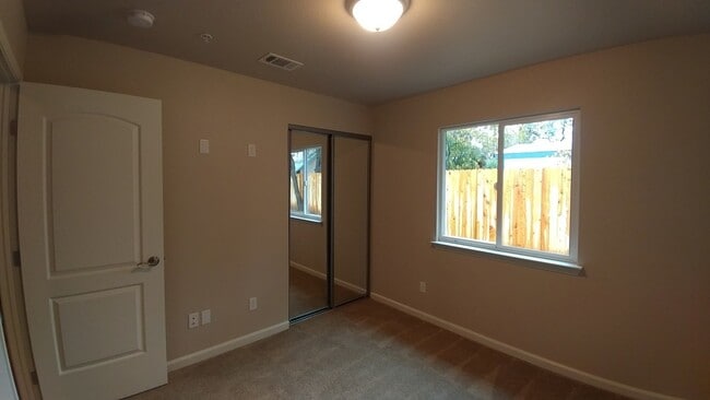 Building Photo - 3 Bedroom 2 Bath Home