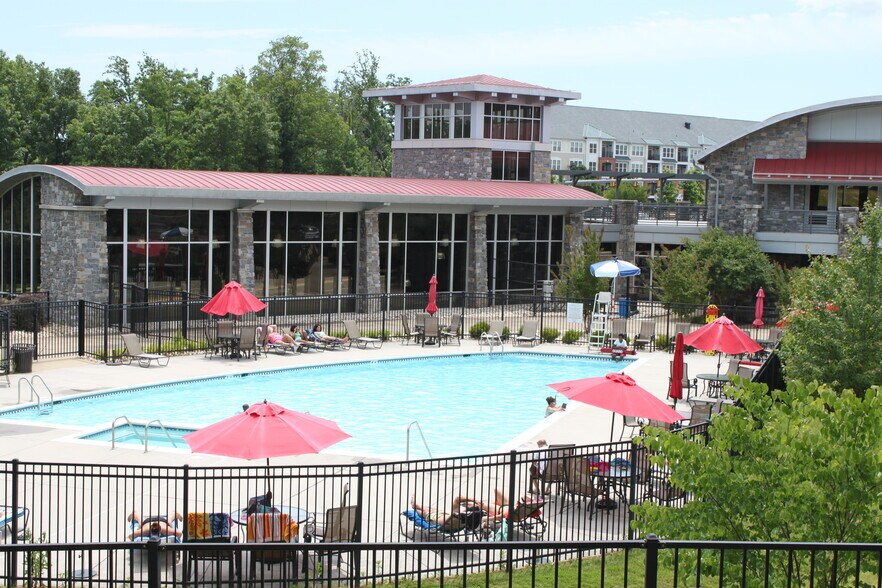 Community outdoor pool - 14752 Potomac Branch Dr