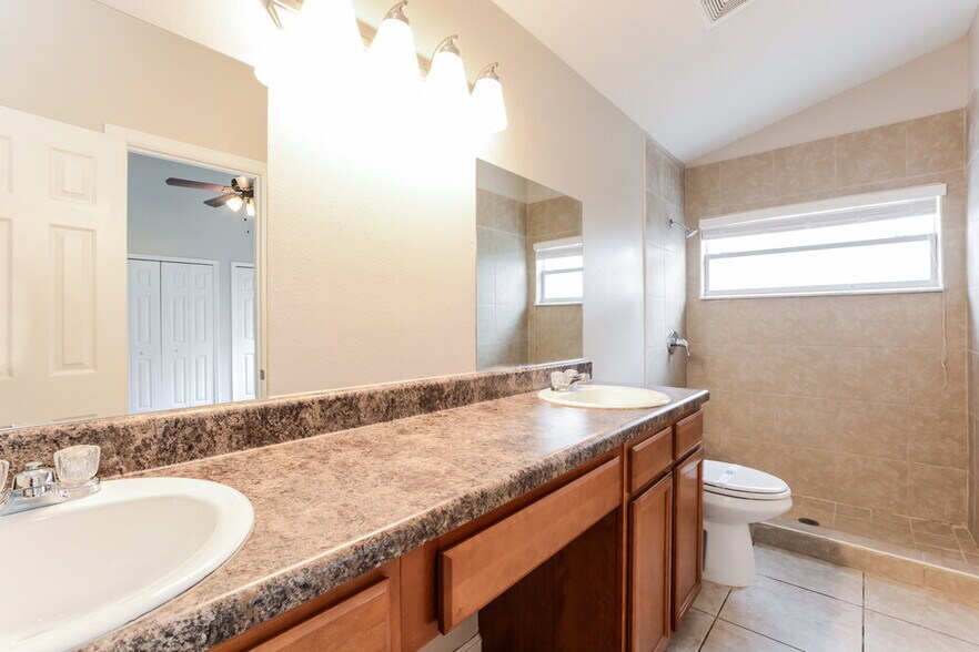 Building Photo - 1006 Burnett St