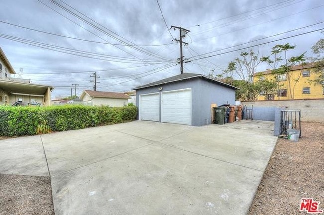 Garages - 2059 W 104th St