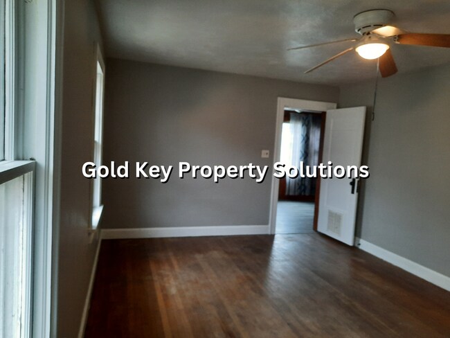 Building Photo - Large 2 BR 1 BA House with Family Room, Ba...