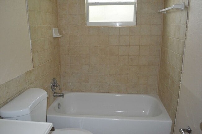 Building Photo - 3 Bedroom, 2 Bath Deltona Home Ready for I...