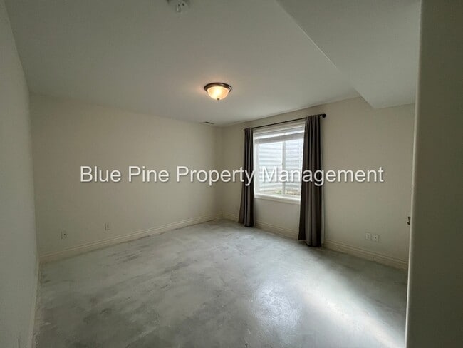 Building Photo - 8426 S Black Hawk Dr