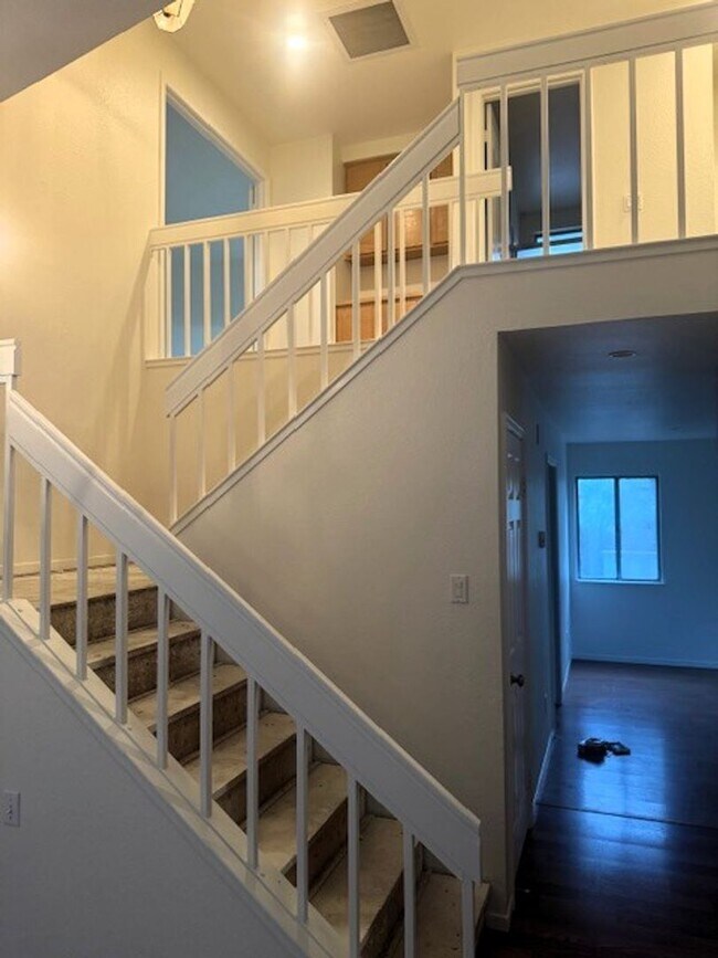 Building Photo - Beautifully Refreshed Home in a Family Neighborhood