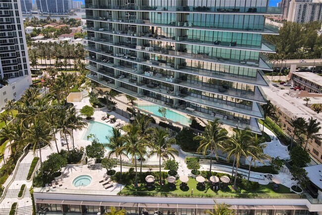Building Photo - 18975 Collins Ave
