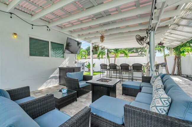 Building Photo - 530 NE 17th St