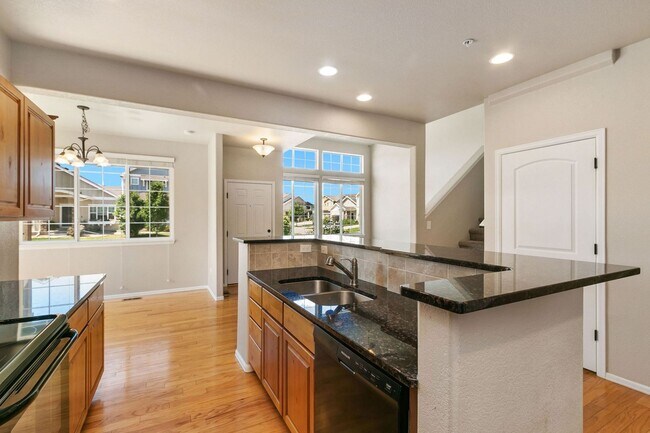 Building Photo - 3 Bedroom, 4 Bathroom, 2-Car Garage in Rig...