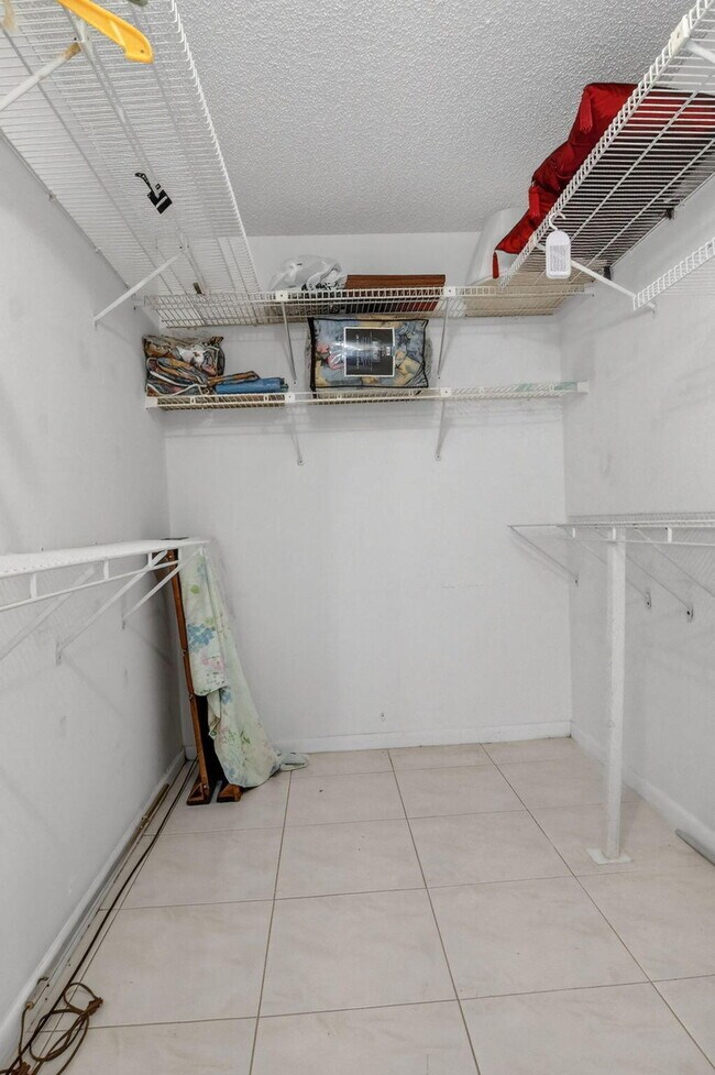 Building Photo - 2035 Ainslie C