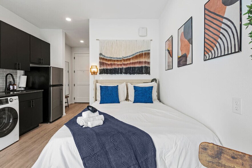 Building Photo - 596 W 9th St