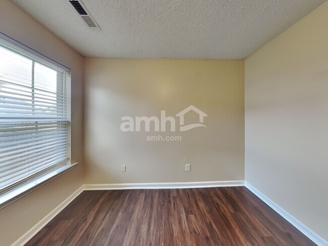 Building Photo - 6 Semmelrock Dr