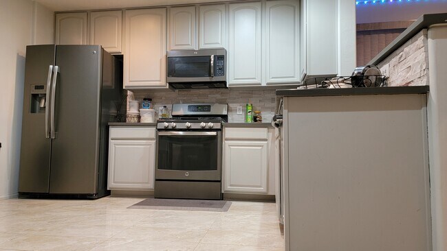 Building Photo - 7042 S Parsnip Ln