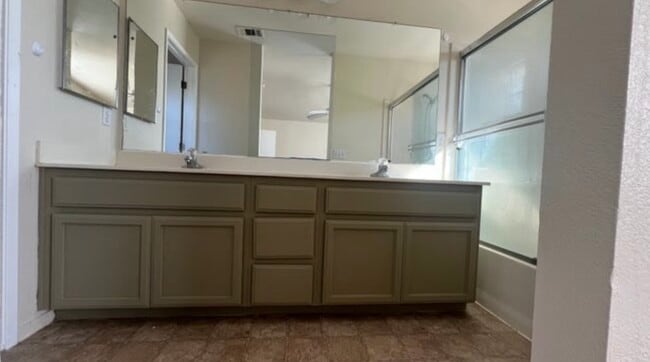 Building Photo - 1465 Venice Cir