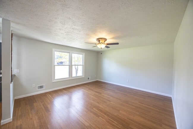 Building Photo - 202 Spring Tree Ln