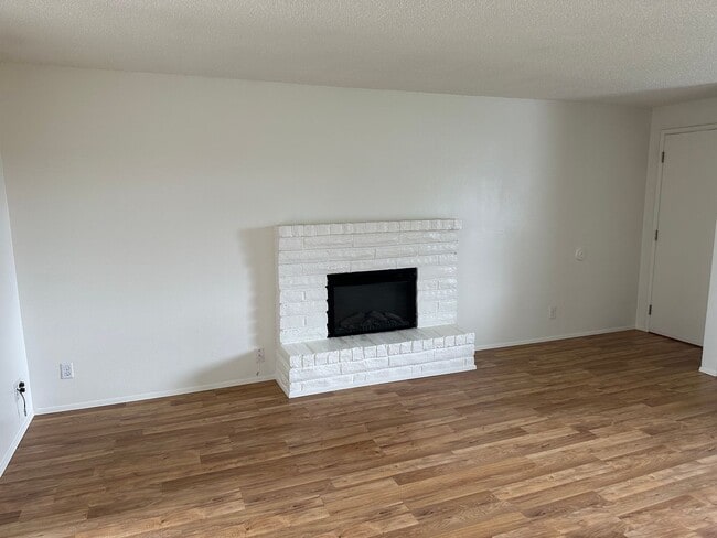 Building Photo - Updated 2 bed 1 bath dulpex in Springfield!