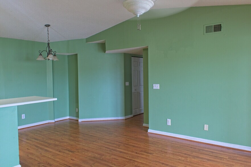 Building Photo - 2269 Essex Dr