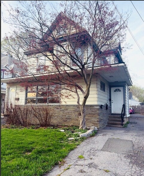 Building Photo - 913 Nott St