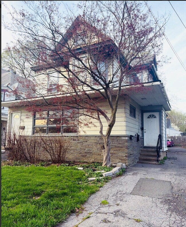 Building Photo - 913 Nott St