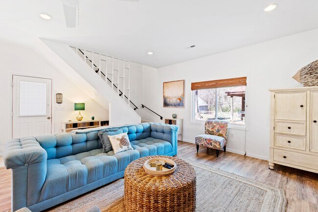 Building Photo - Tranquil loft retreat with open floorplan!...